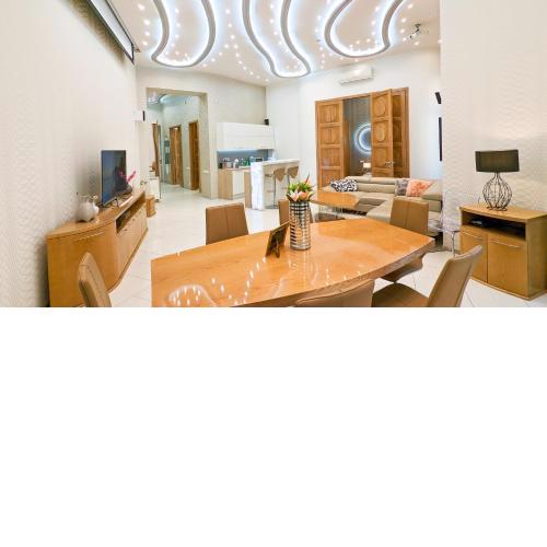 120M2 LUXURY HOLLYWOOD CONDO -CINEMA -SAUNA -HOT TUB - Downtown BUDAPEST