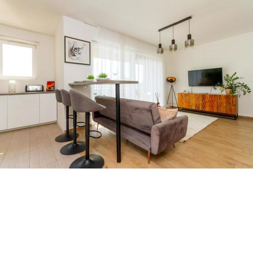 3BR Premium Skyline Penthouse w AC by NW