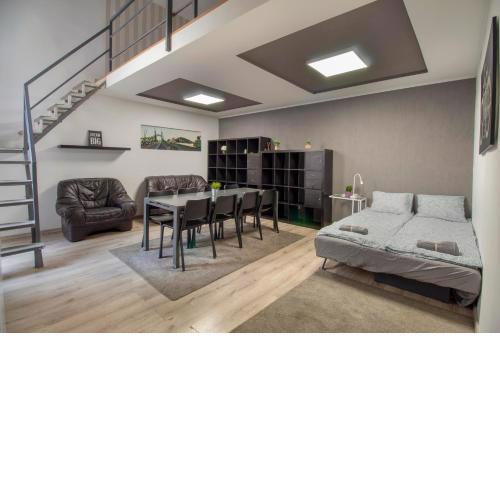 4 Room 2 Bathroom Super Central Large Home with AC