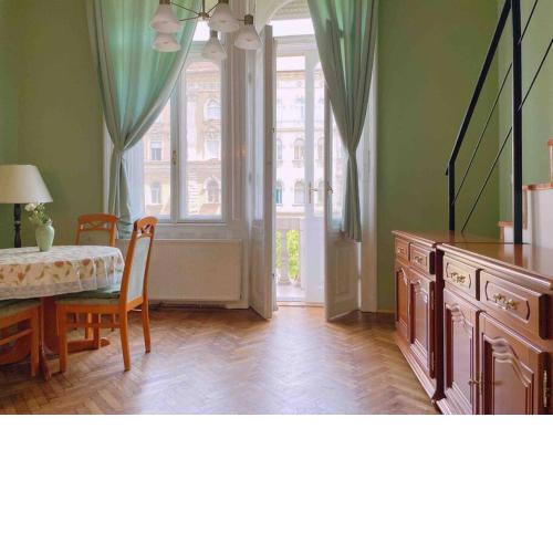 5 Downtown vintage apartment with balcony
