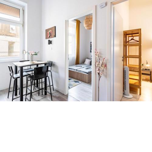 A Cozy Stay for City Wanderers