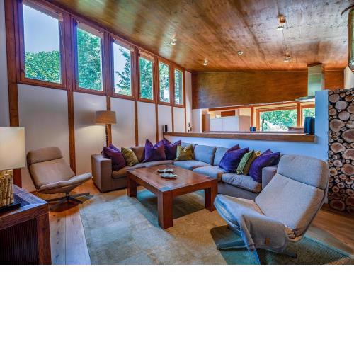 ÁbraHome Elegant lake hideaway