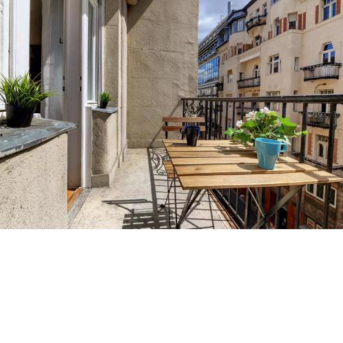 Akacfa 7 Two Bedroom Central Apartment