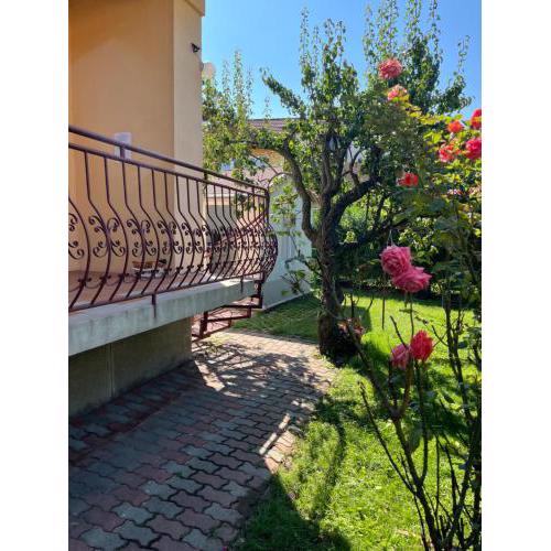 Apartment with Rose Garden & free parking