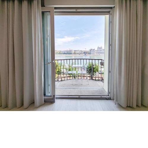 B40 Apartment with Parlament view