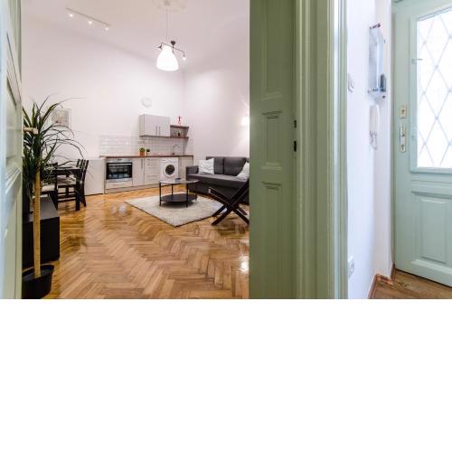 B63 2 BR Apartment In Heart Of City