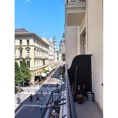 Basilica View Apartment with Balcony