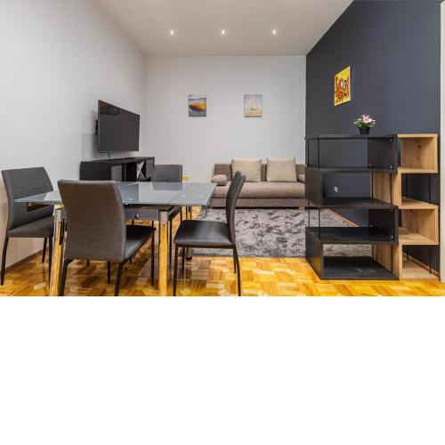 Bold Base Apartment