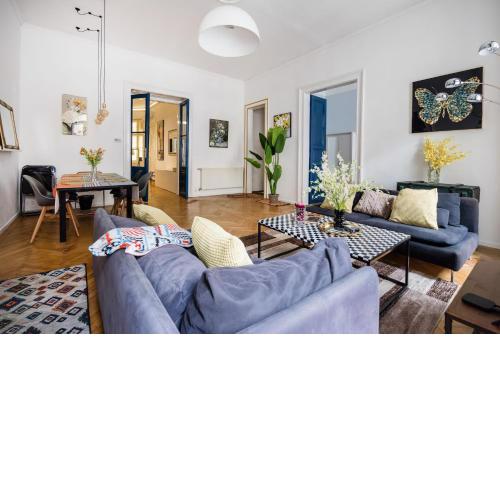 Bright & Grand with 4 bedrooms by New York Cafe