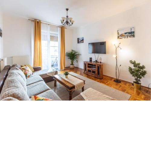 Bright & Spacious Riverside Apartment with Balcony
