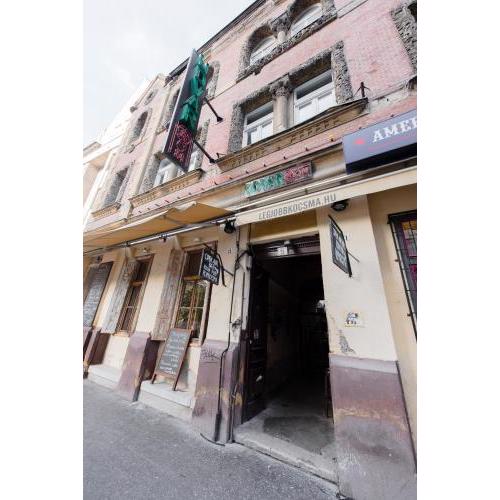 Budapest Party Hostel at Udvarom