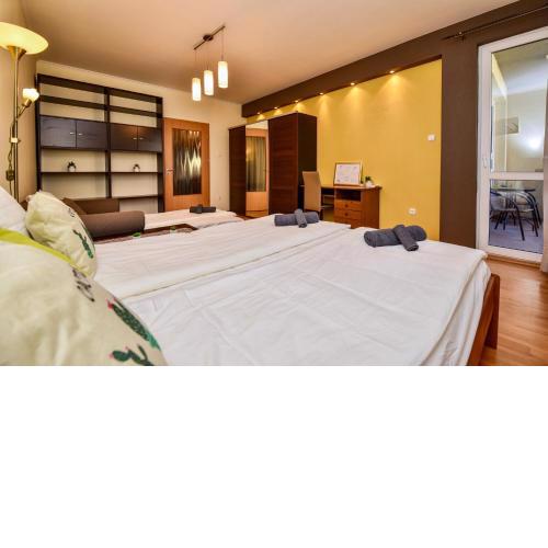 Cappuccino Apartment with Balcony and FREE PARKING