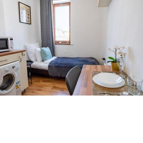 Central - Bright - Calm Studio for Solo Travellers