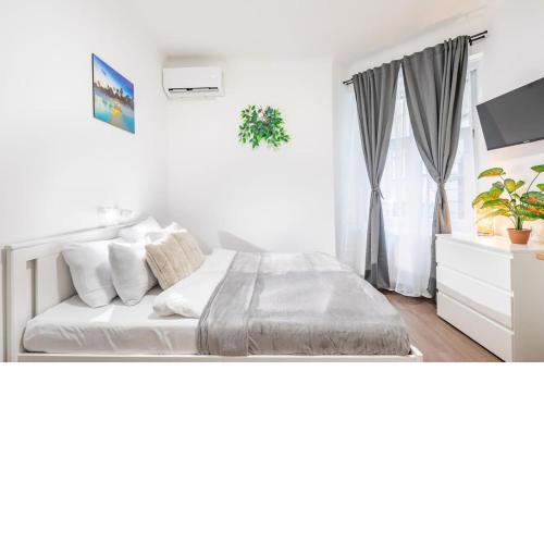 Central - NEW - Quiet and Comfy Studio