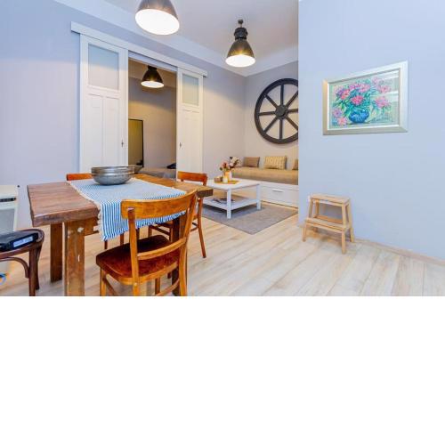Central Cityscape Retreat by NW