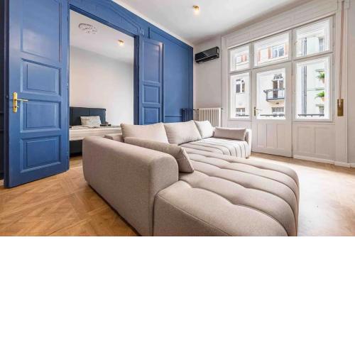 Central Gem Lively 7th District Near New York Cafe