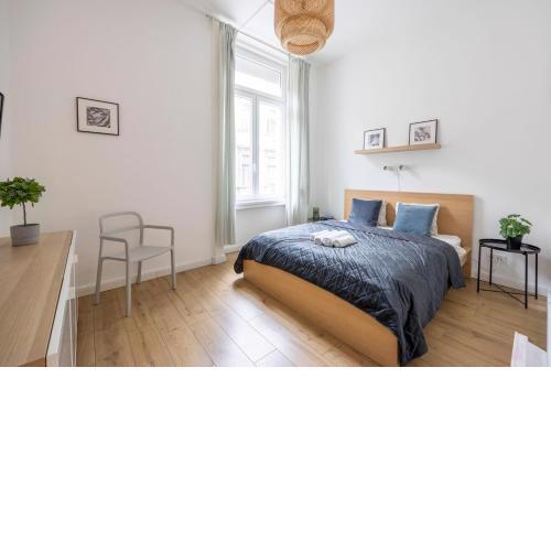 Central Grand Apartment with 5BEDRM 2BATHROOM
