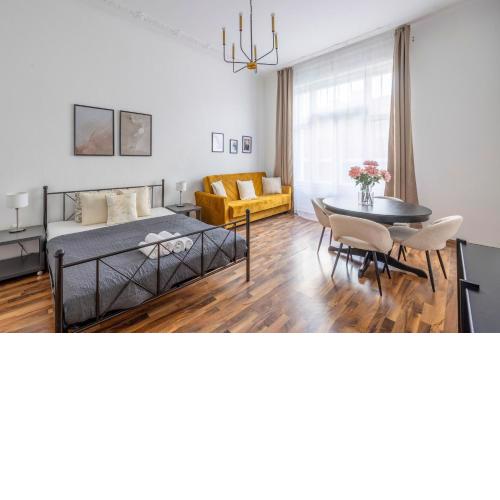 Central King St' M&G Suite by Prestige Gallery