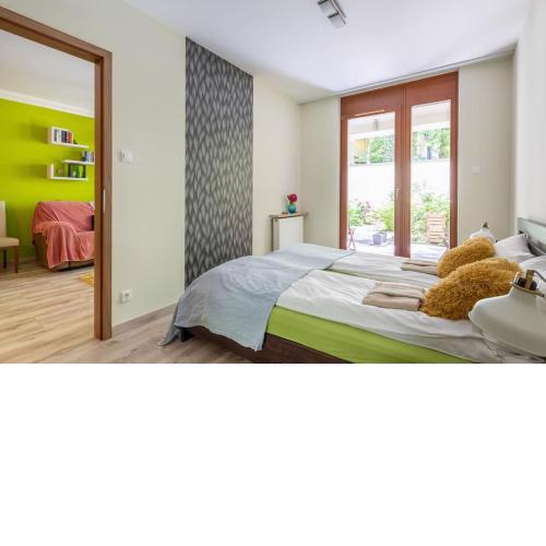 Charming Apartment with Quiet Garden in Downtown