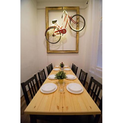 Cheerful and Cozy 2 Bedrooms 2 Bathrooms Apartment with Top Location