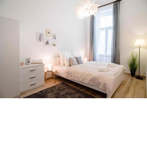 Comfy, renewed 3 bedroom apt in center