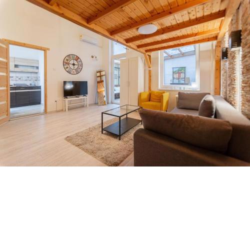 Cool apartment in the center with Patio, Szovetseg Street