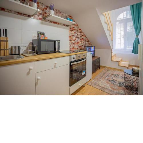 Cosy gallery flat in Akacfa st.