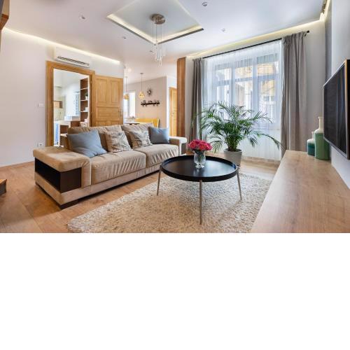 Cozy, central 2 bedrooms home next to New York Café