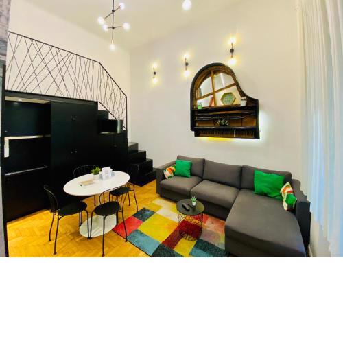 Cozy Downtown 2BR Ground FL Apt - Green Piano