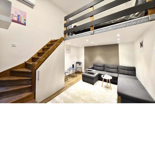 Cute gallery apartment close to the Basilica, Queen