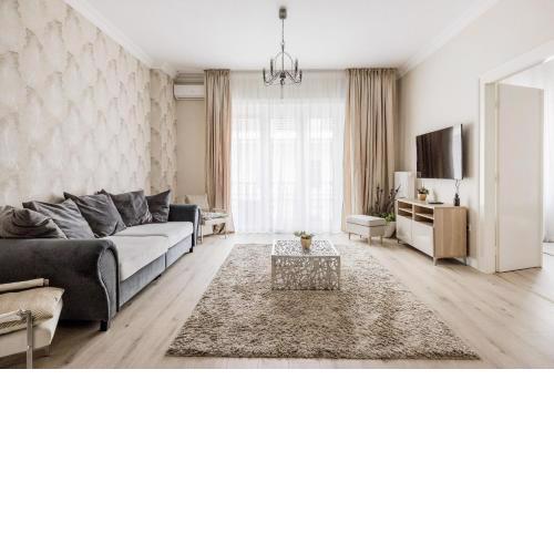 De Luxe 1-bedroom, 2-bathroom Condo in the Center