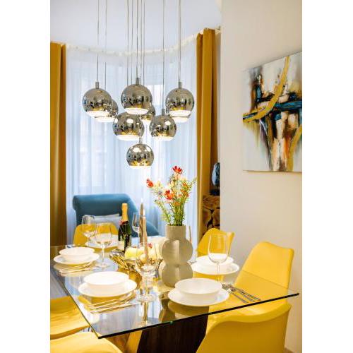 Designer Luxury Home Next To Dohany Synagogue with Balcony