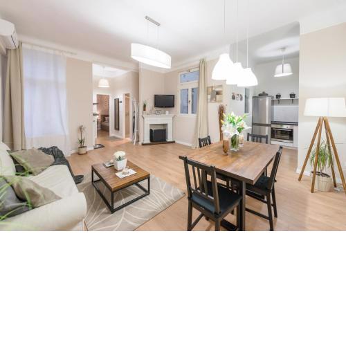DOWNTOWN HEART 3 bdr, 2 bath, A/C