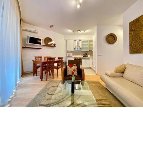 Downtown Vibe-Király II apts w private balcony