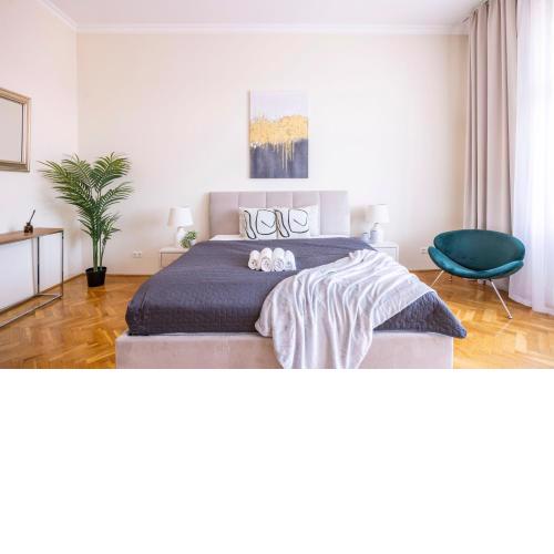 Exclusive & Cozy Central Suite w' Balcony