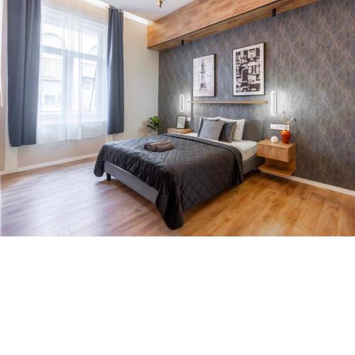 Exclusive Dohany Apartment With Balcony next to the New York Café