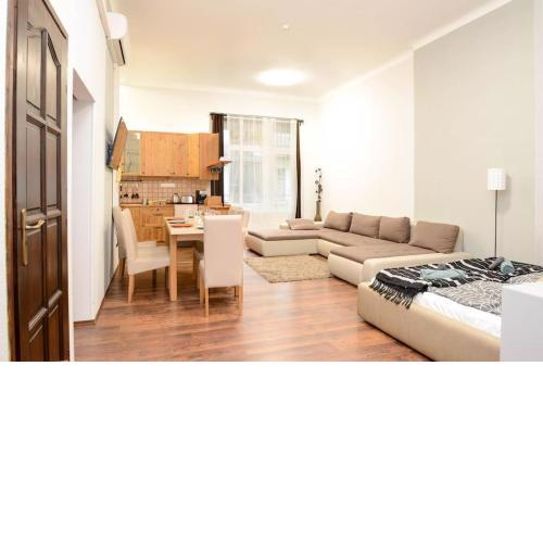 Famous Kiraly street at Large 3BR 10ppl @ CENTRAL