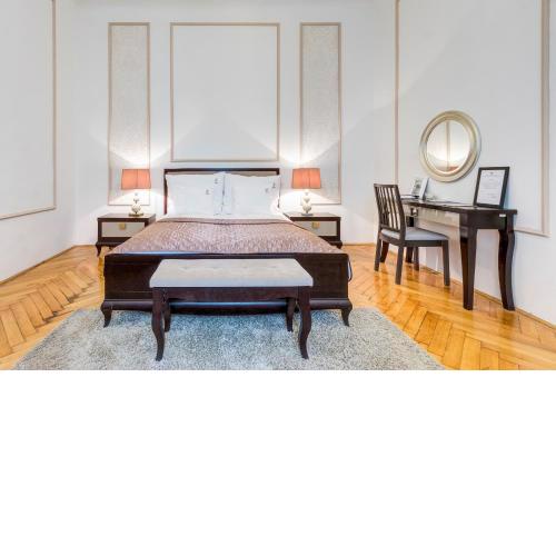Fashion Street Luxury Apartment
