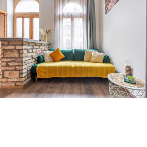 FR34B Brenda designer studio apt