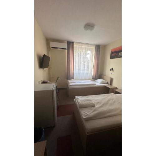 FREE PARKING, FREE BREAKFAST, only 15 minutes to City Center