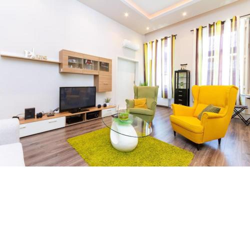 Galerie Grandeur with 2BR by NeWave Apartments