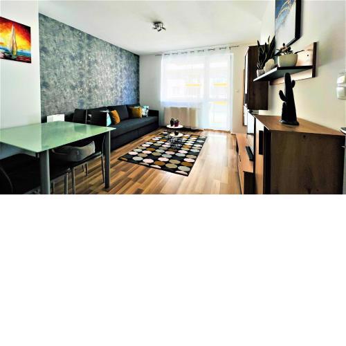 Happy Living Apartment w Balcony