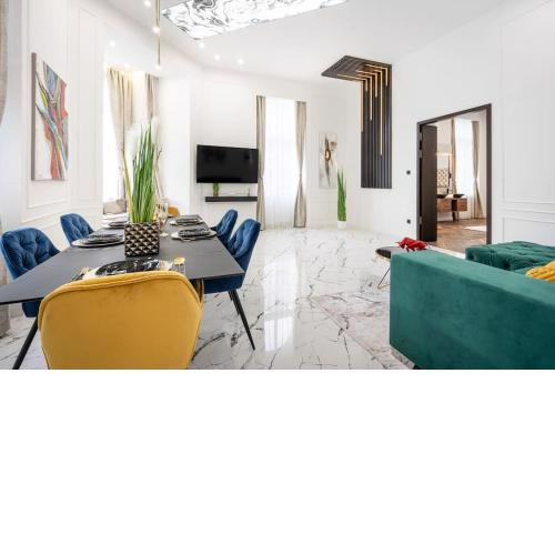 High-End 2-bedroom in The Center with Balcony