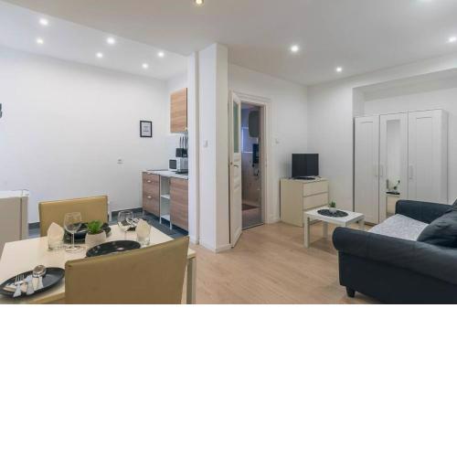 Huszonegy 2 - Center Location AC