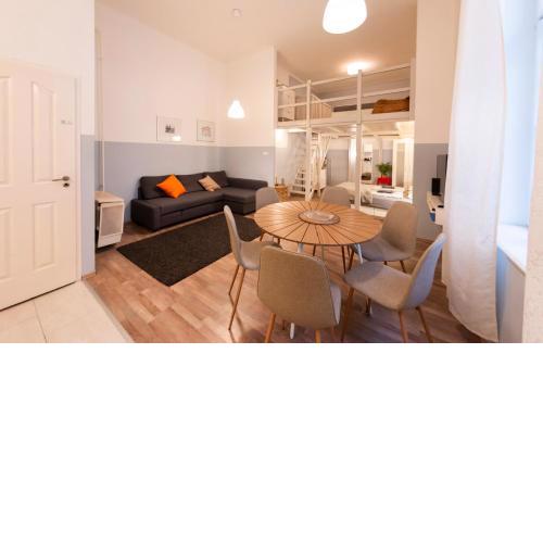 KLAU33 Apartment In Party District