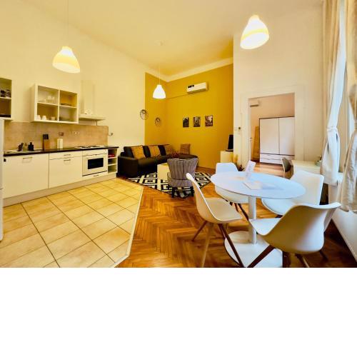 Large Peaceful 1BR Apt in Central Budapest - Yellow House