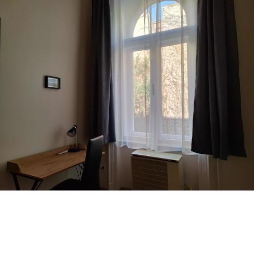 Lofty Apartment with Free Garage near the Gozsdu Courtyard