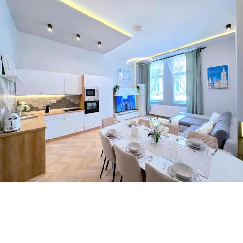 Lovely 3-bedroom in Downtown with Modern Design and AC