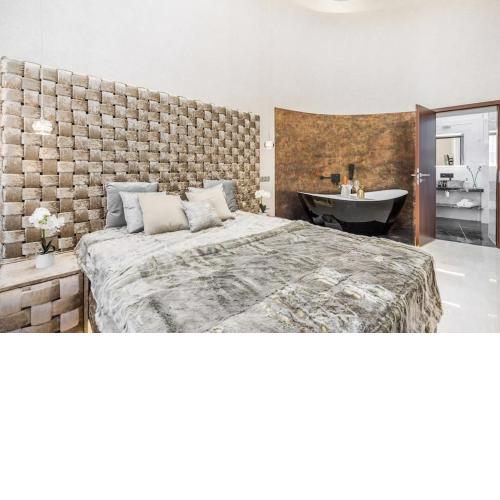 Luxurious 3-bedroom Apartment in The Center