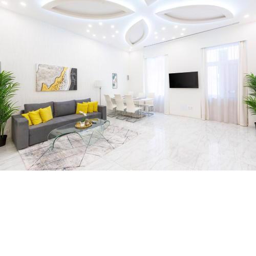 Luxurious Central Apartment next to the Danube River